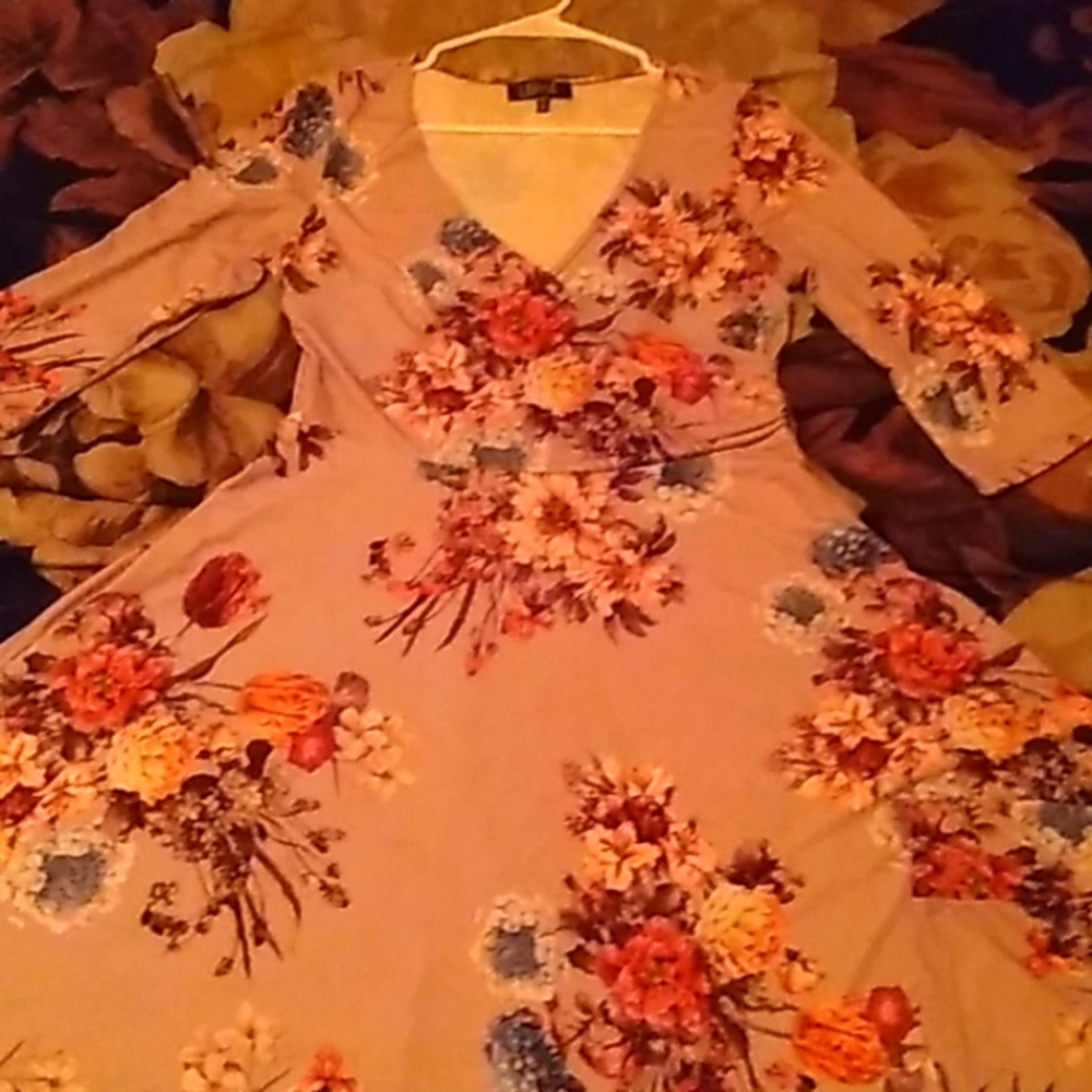 Med Midi dress with intricate floral design